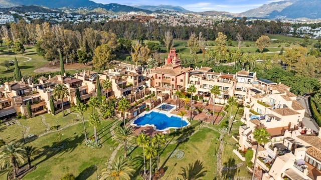 Ático de 3 habitaciones en Estepona en venta con piscina garaje - 835.000 € (Ref: 9890091)