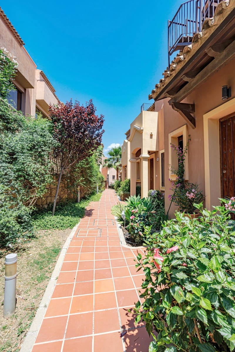 3 bedroom Townhouse for sale in Estepona with pool garage - € 530,000 (Ref: 9892000)