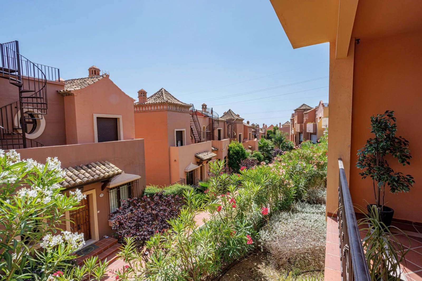 3 bedroom Townhouse for sale in Estepona with pool garage - € 530,000 (Ref: 9892000)