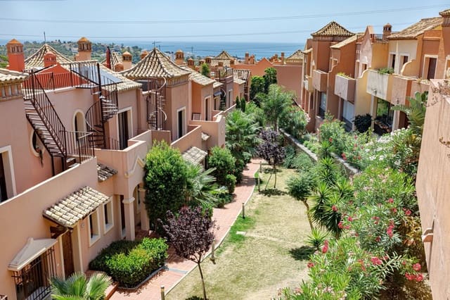3 sypialnia Dom na sprzedaż w Estepona z basenem garażem - 530 000 € (Ref: 9892000)