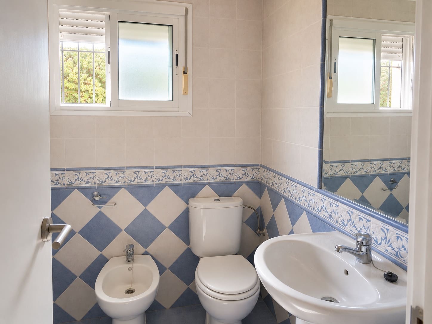 5 Zimmer Villa zu verkaufen in Estepona mit Pool Garage - 1.150.000 € (Ref: 9892001)