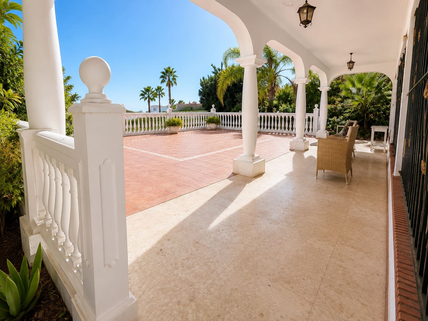 5 Zimmer Villa zu verkaufen in Estepona mit Pool Garage - 1.150.000 € (Ref: 9892001)
