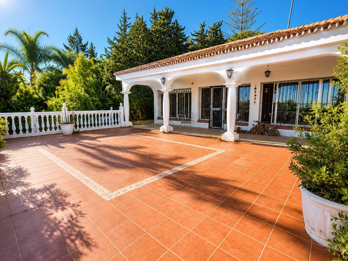 5 Zimmer Villa zu verkaufen in Estepona mit Pool Garage - 1.150.000 € (Ref: 9892001)