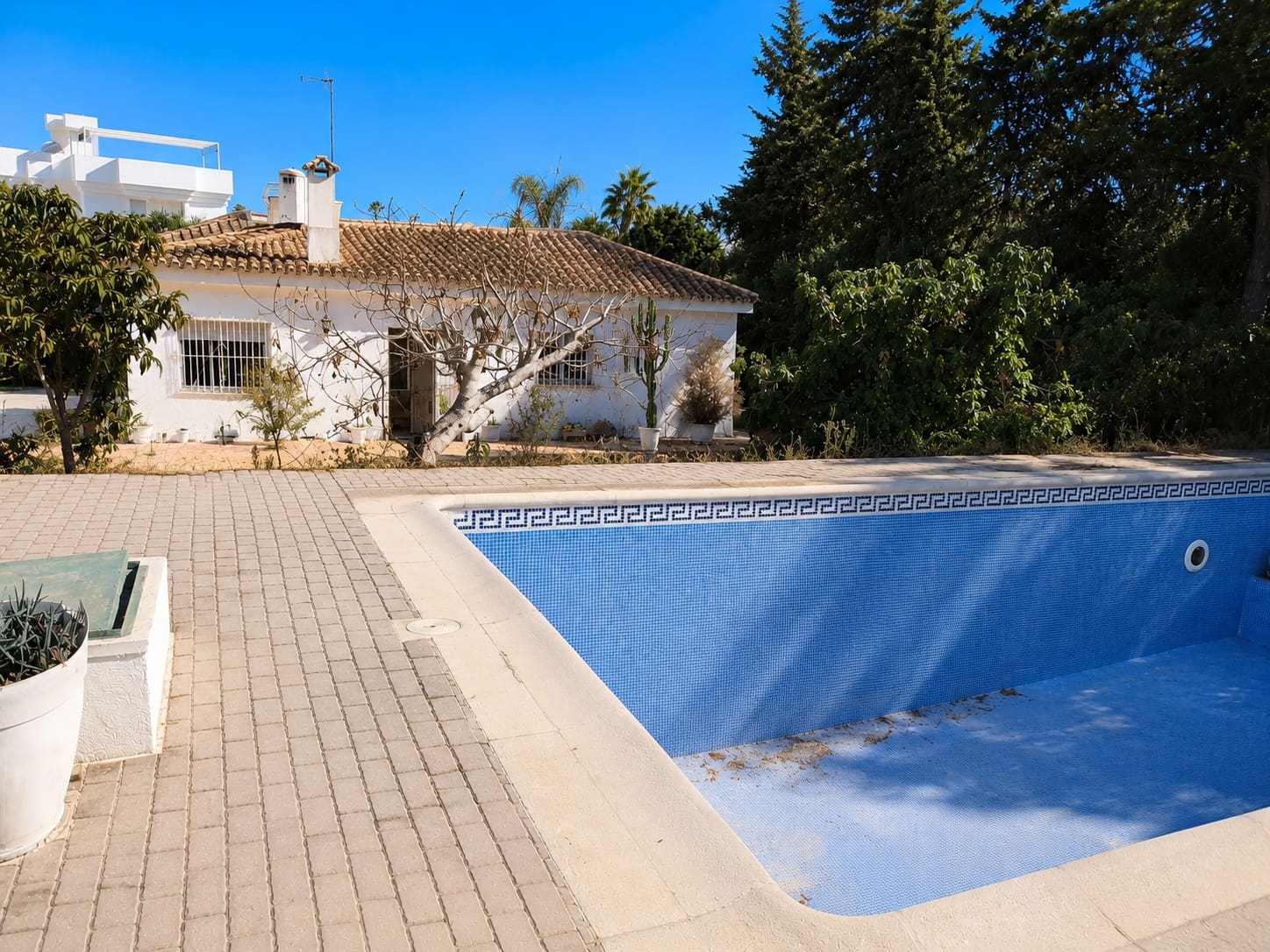 5 Zimmer Villa zu verkaufen in Estepona mit Pool Garage - 1.150.000 € (Ref: 9892001)