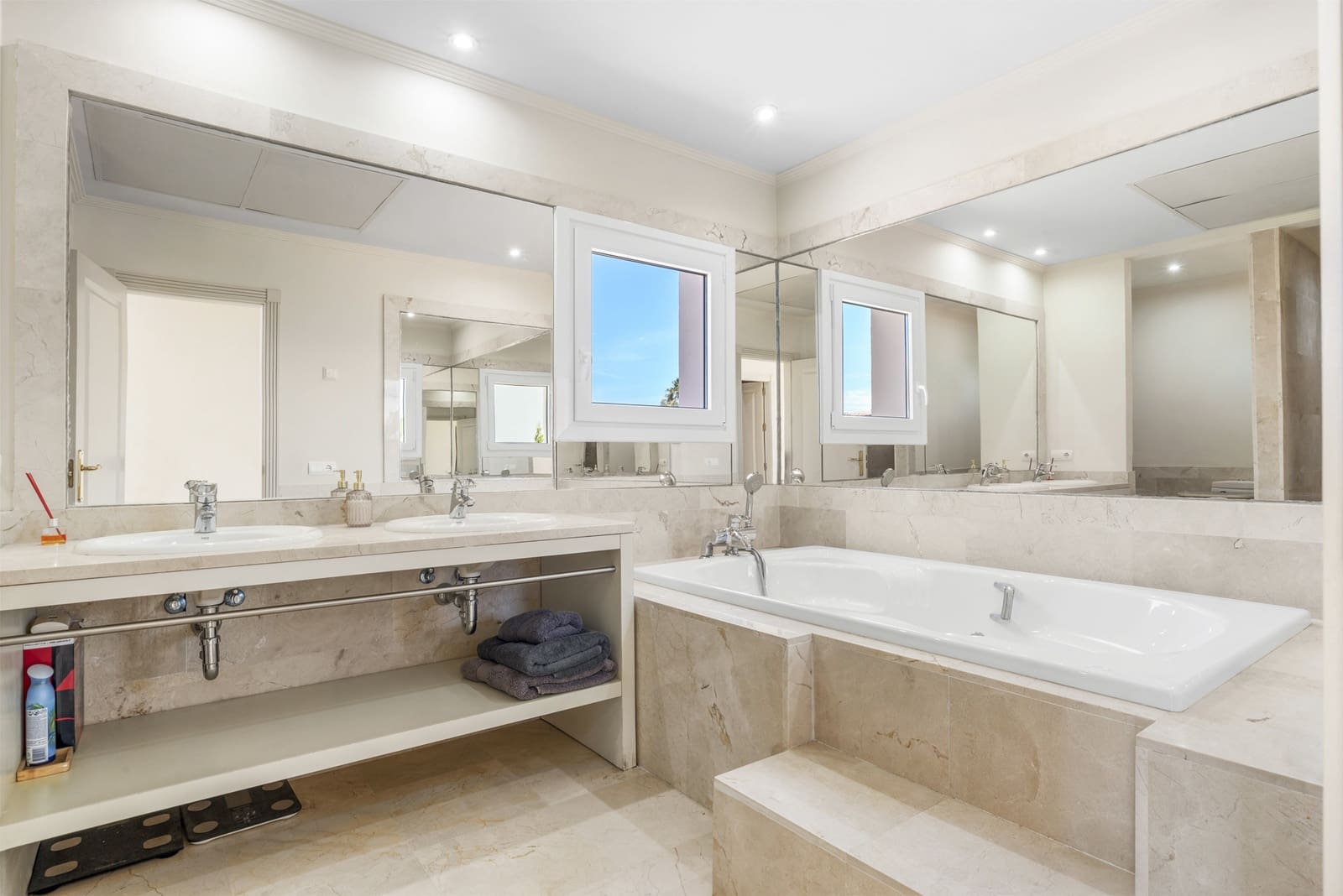 4 quarto Moradia para venda em Manilva com piscina garagem - 1 499 000 € (Ref: 9924342)