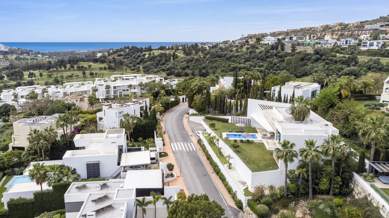 5 bedroom Villa for sale in Benahavis with pool garage - € 3,950,000 (Ref: 9927082)