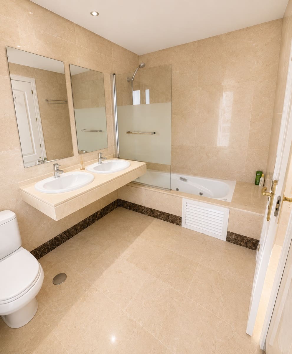 Ático de 2 habitaciones en Manilva en venta con piscina garaje - 359.000 € (Ref: 9962398)