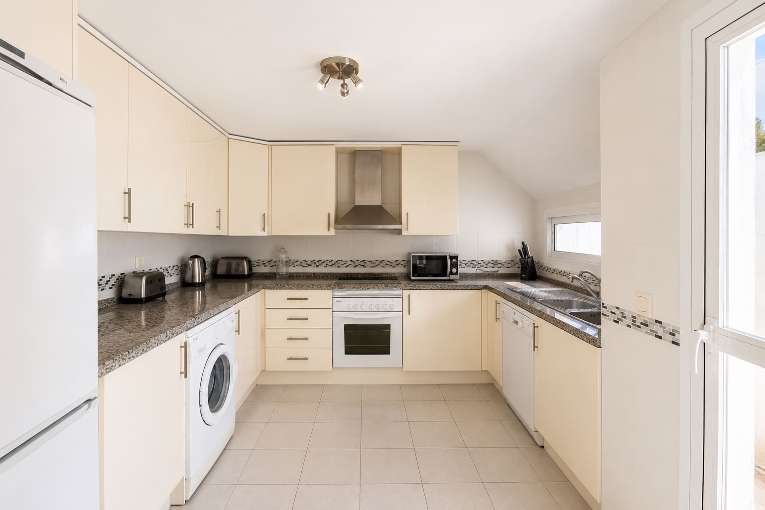 Ático de 2 habitaciones en Manilva en venta con piscina garaje - 359.000 € (Ref: 9962398)