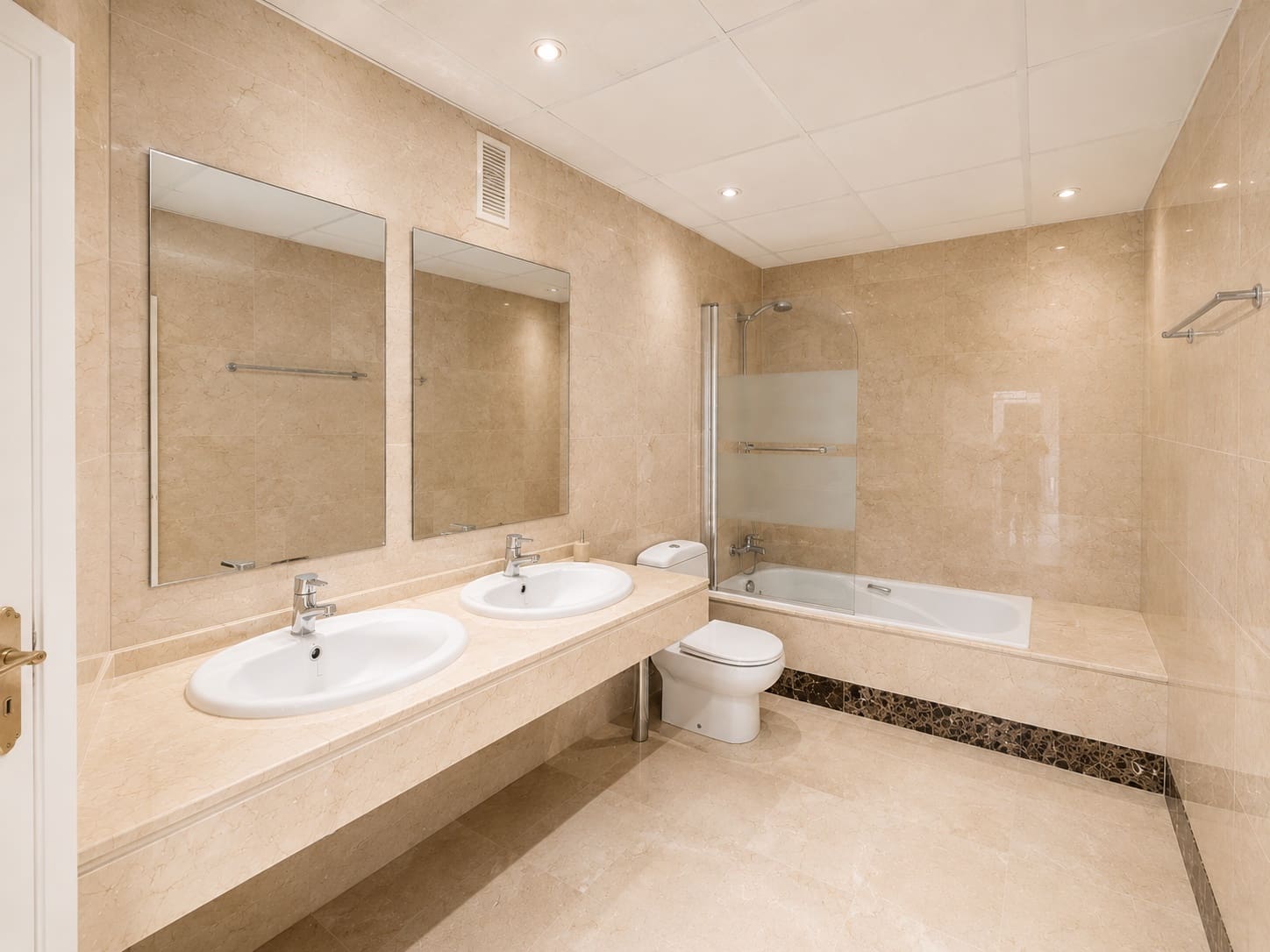 Ático de 2 habitaciones en Manilva en venta con piscina garaje - 359.000 € (Ref: 9962398)