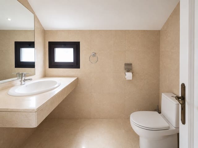 2 soverom Penthouse til salgs i Manilva med svømmebasseng garasje - € 359 000 (Ref: 9962398)