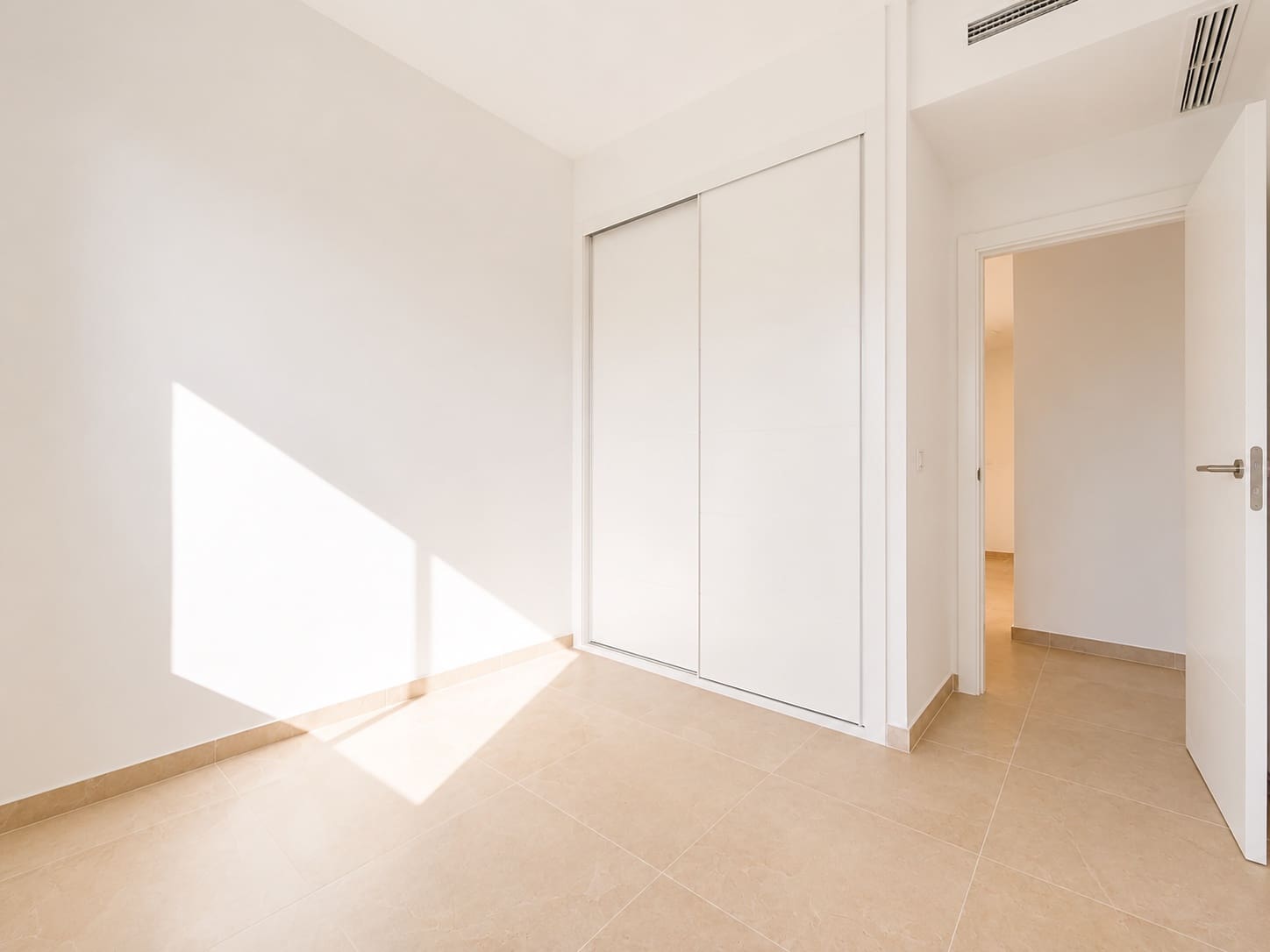 Ático de 3 habitaciones en Estepona en venta con piscina garaje - 849.000 € (Ref: 9975060)
