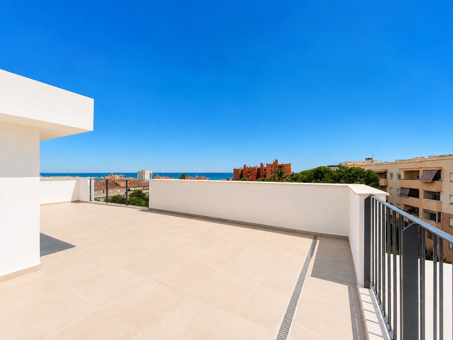 Ático de 3 habitaciones en Estepona en venta con piscina garaje - 849.000 € (Ref: 9975060)