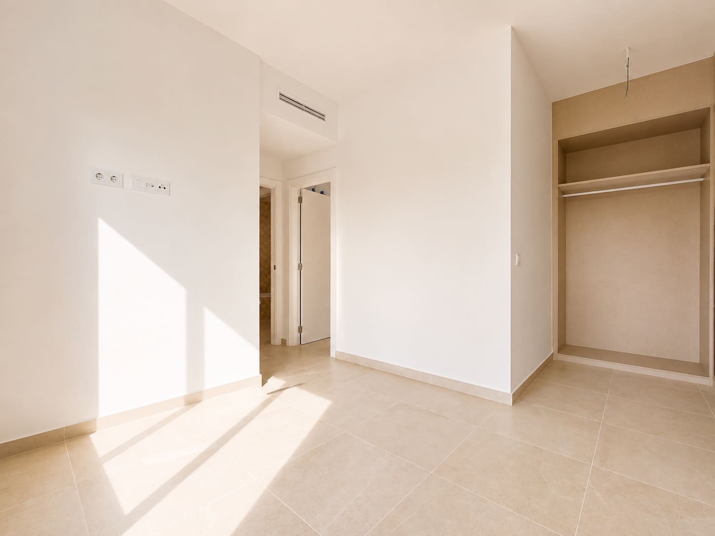 Ático de 3 habitaciones en Estepona en venta con piscina garaje - 849.000 € (Ref: 9975060)