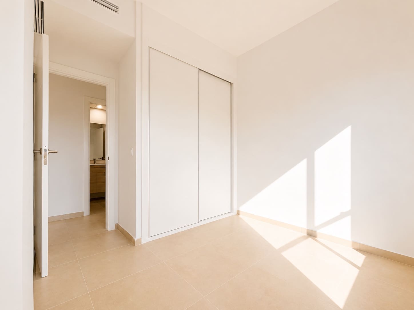 Ático de 3 habitaciones en Estepona en venta con piscina garaje - 849.000 € (Ref: 9975060)