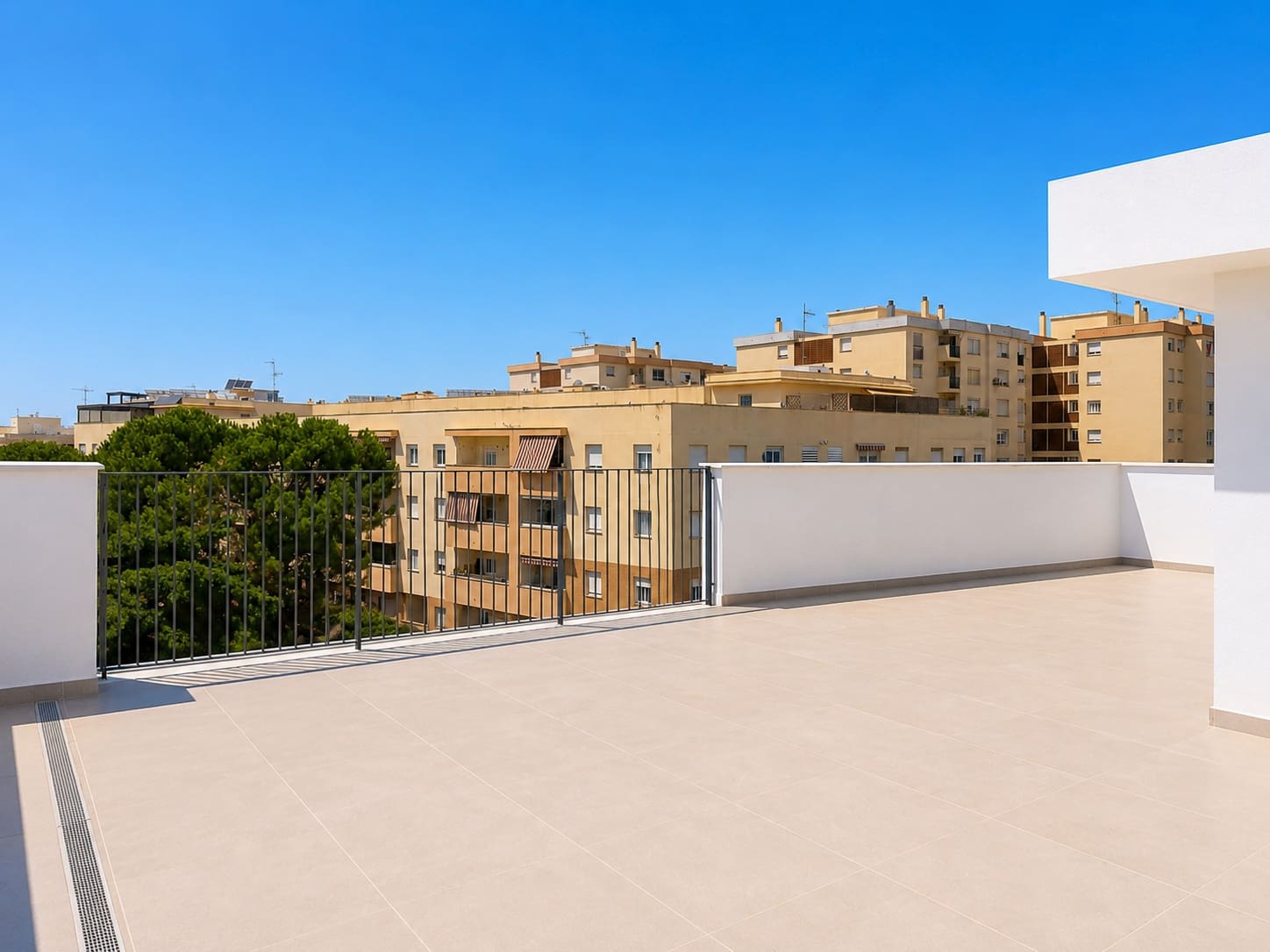 Ático de 3 habitaciones en Estepona en venta con piscina garaje - 849.000 € (Ref: 9975060)