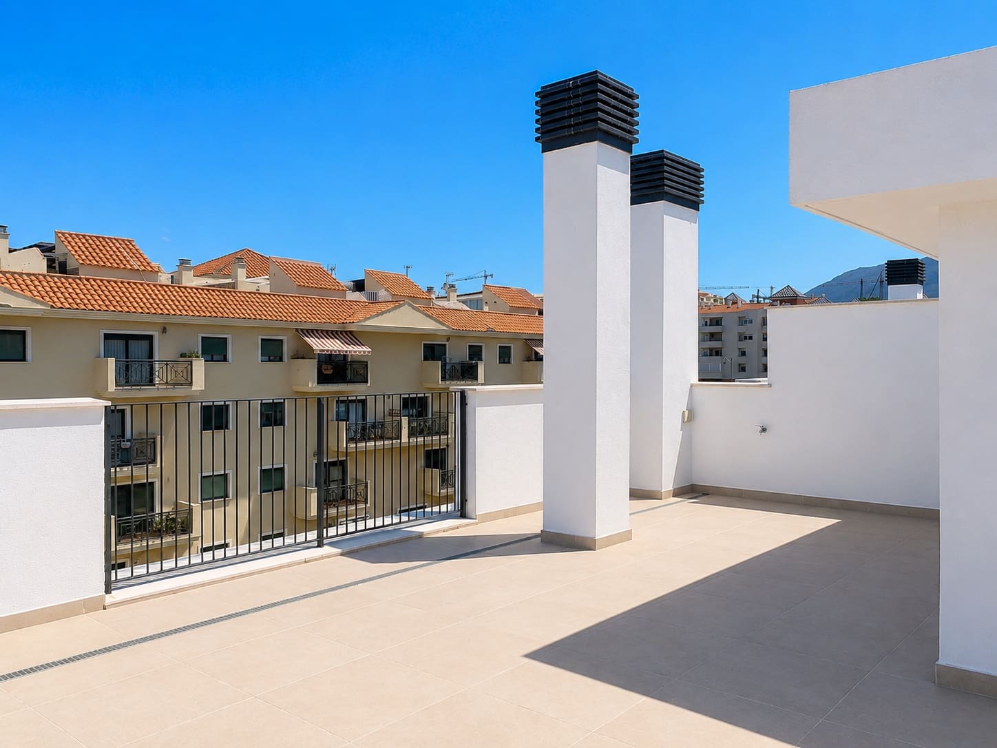 Ático de 3 habitaciones en Estepona en venta con piscina garaje - 849.000 € (Ref: 9975060)