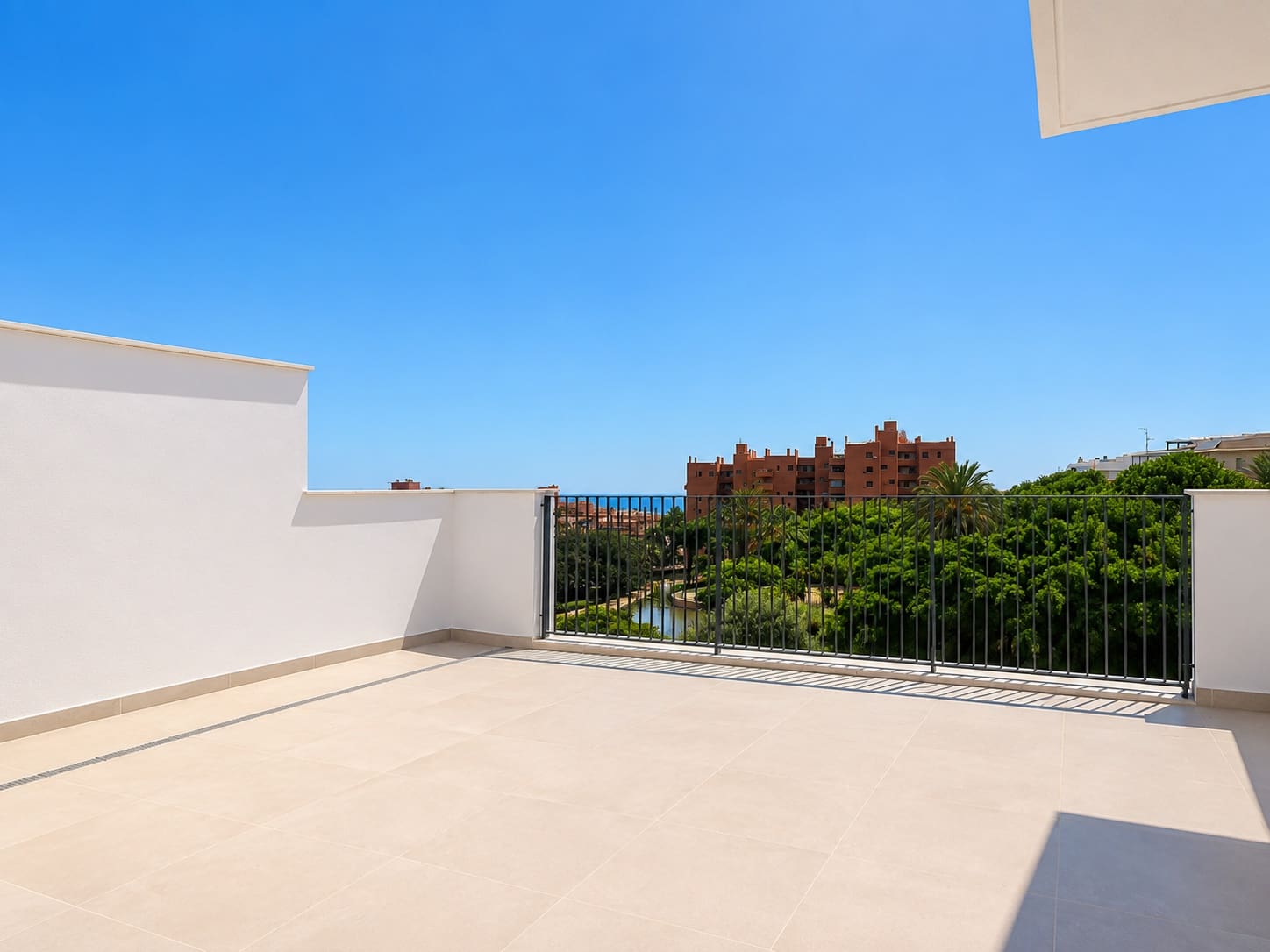 Ático de 3 habitaciones en Estepona en venta con piscina garaje - 849.000 € (Ref: 9975060)