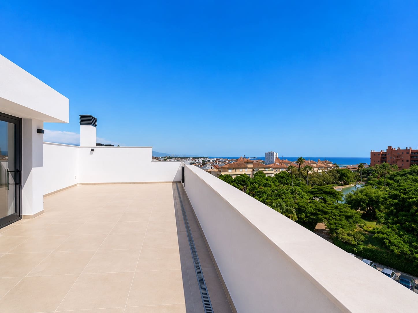 Ático de 3 habitaciones en Estepona en venta con piscina garaje - 849.000 € (Ref: 9975060)