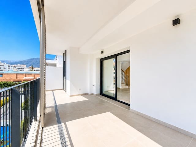 Ático de 3 habitaciones en Estepona en venta con piscina garaje - 849.000 € (Ref: 9975060)