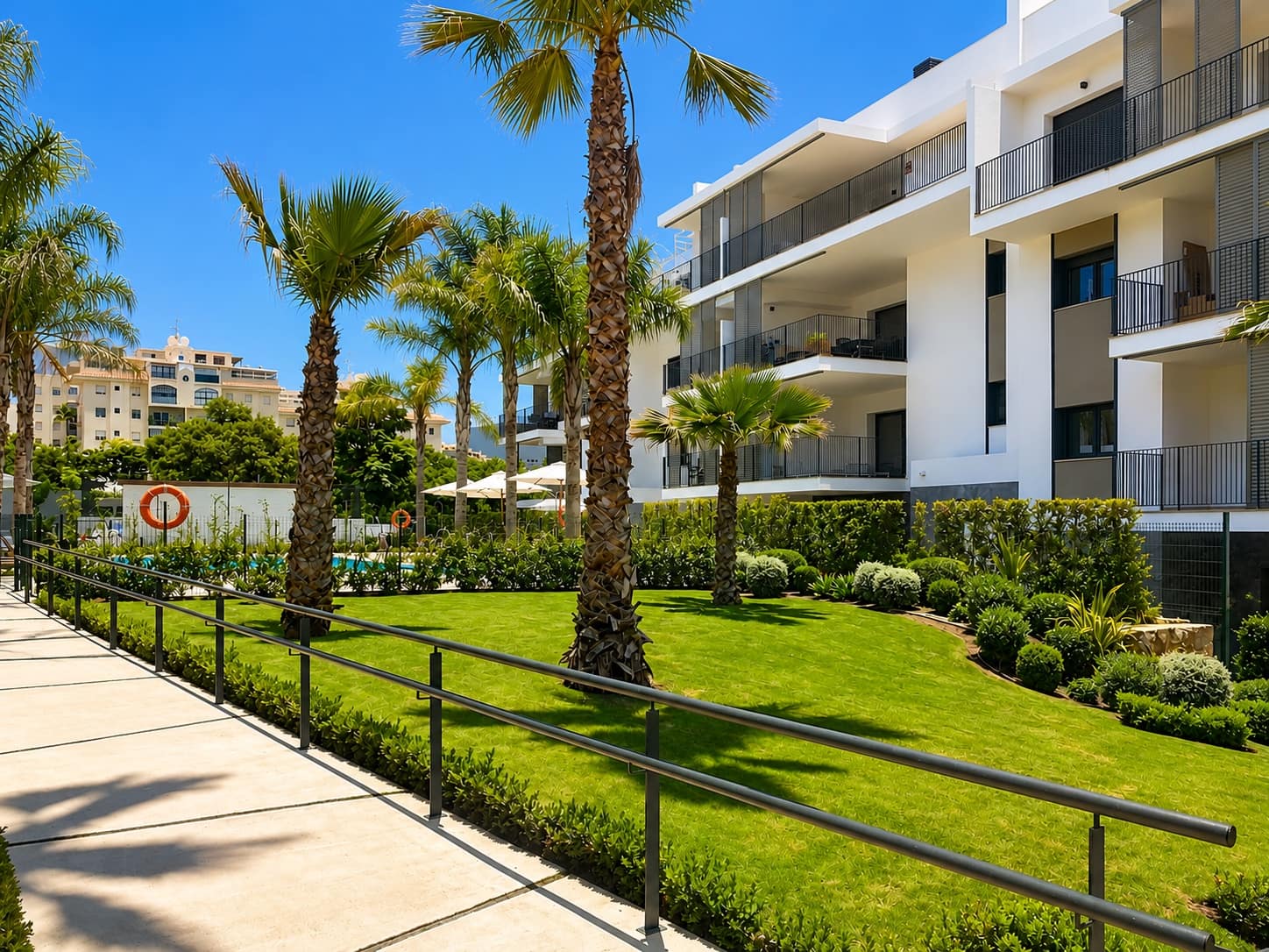 Ático de 3 habitaciones en Estepona en venta con piscina garaje - 849.000 € (Ref: 9975060)