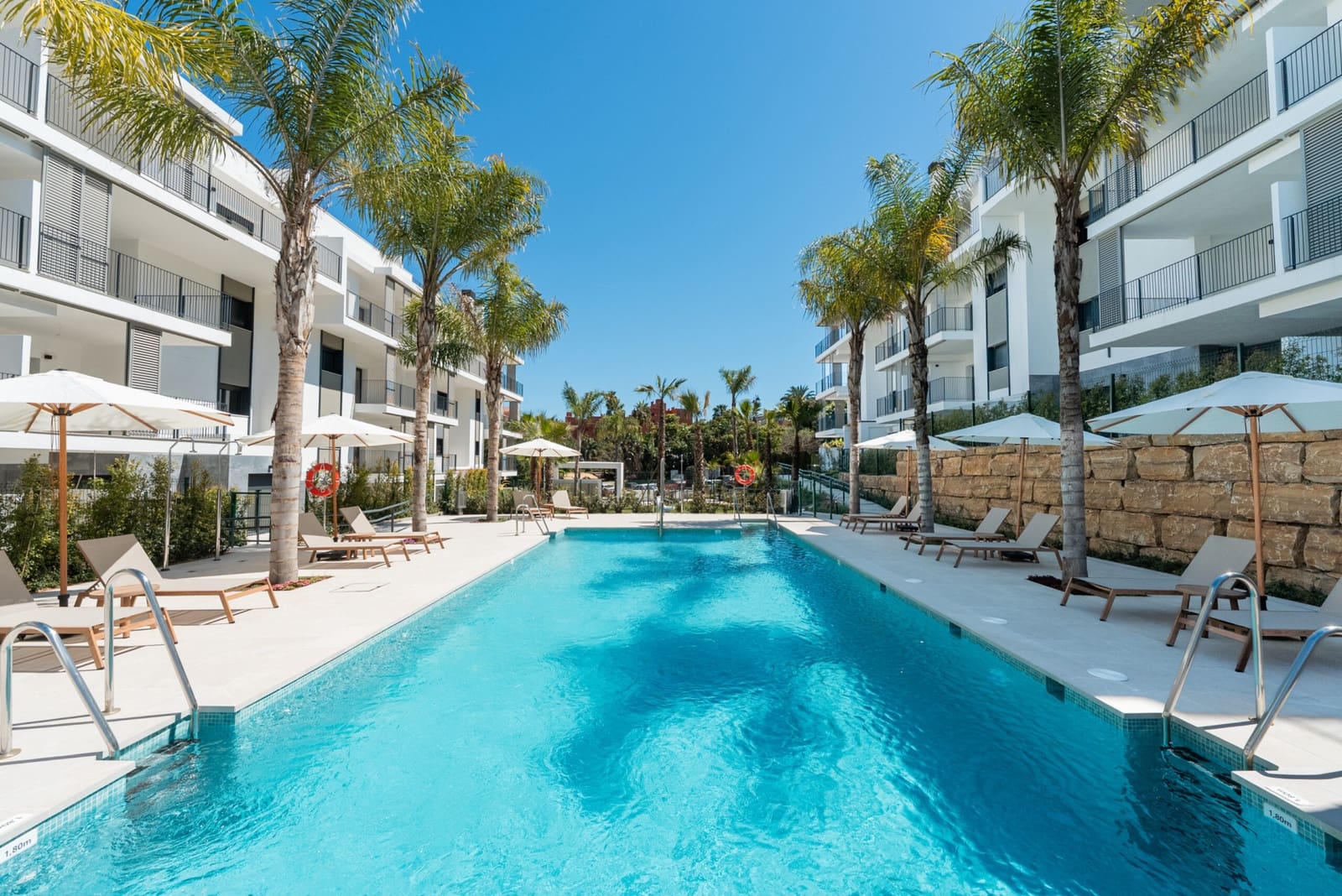 Ático de 3 habitaciones en Estepona en venta con piscina garaje - 849.000 € (Ref: 9975060)