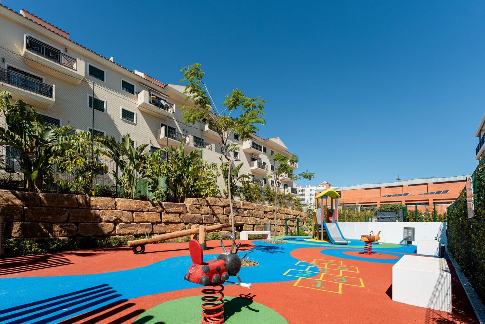 Ático de 3 habitaciones en Estepona en venta con piscina garaje - 849.000 € (Ref: 9975060)