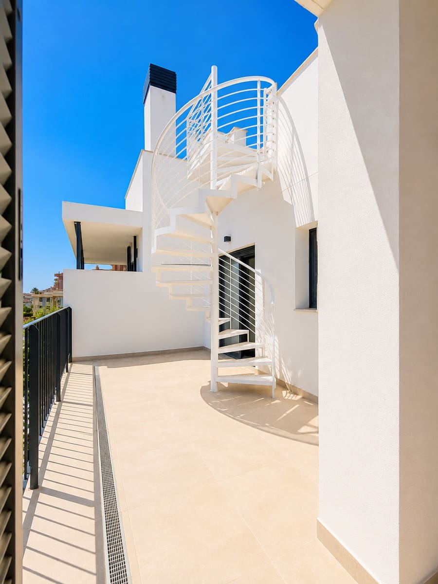 2 bedroom Penthouse for sale in Estepona with pool garage - € 699,000 (Ref: 9975061)