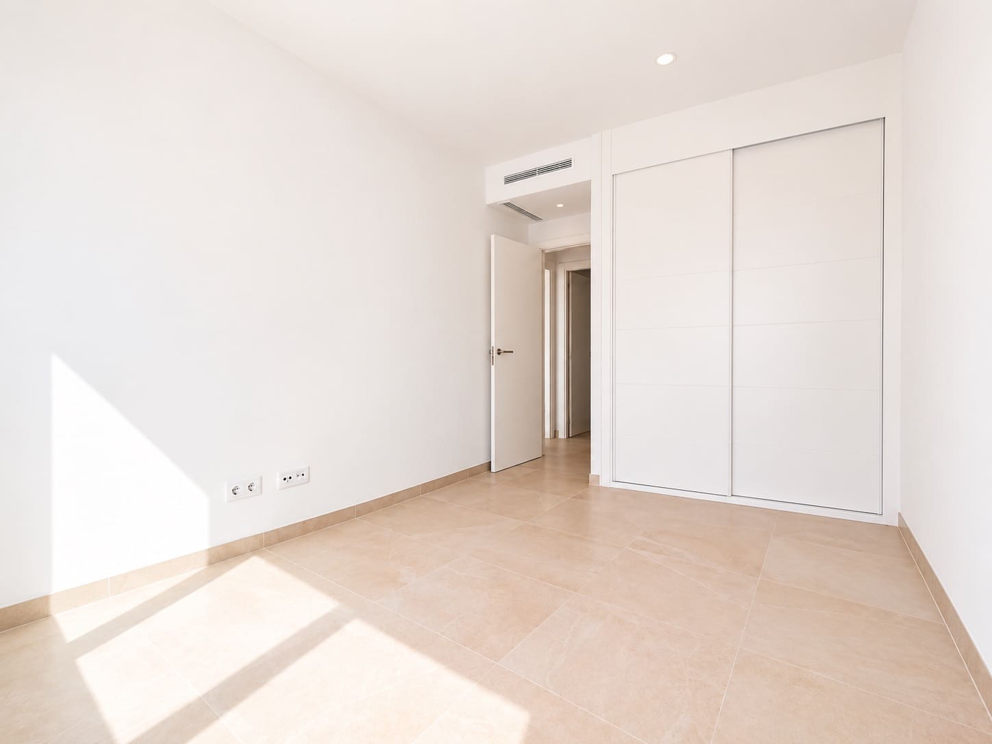 2 bedroom Penthouse for sale in Estepona with pool garage - € 699,000 (Ref: 9975061)