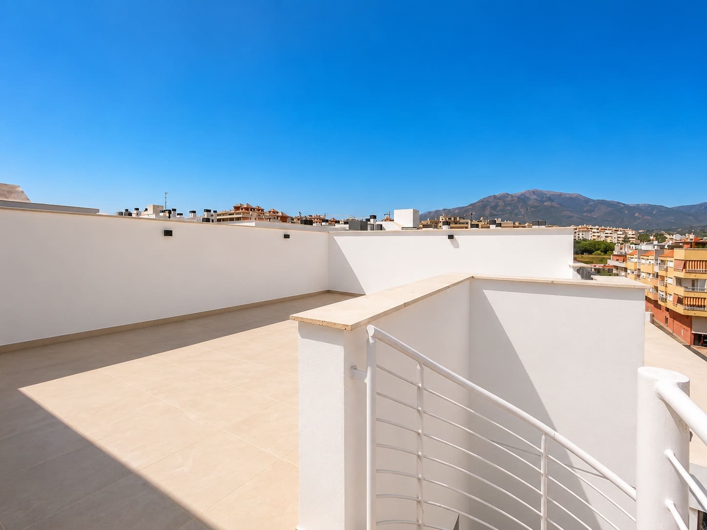 2 bedroom Penthouse for sale in Estepona with pool garage - € 699,000 (Ref: 9975061)