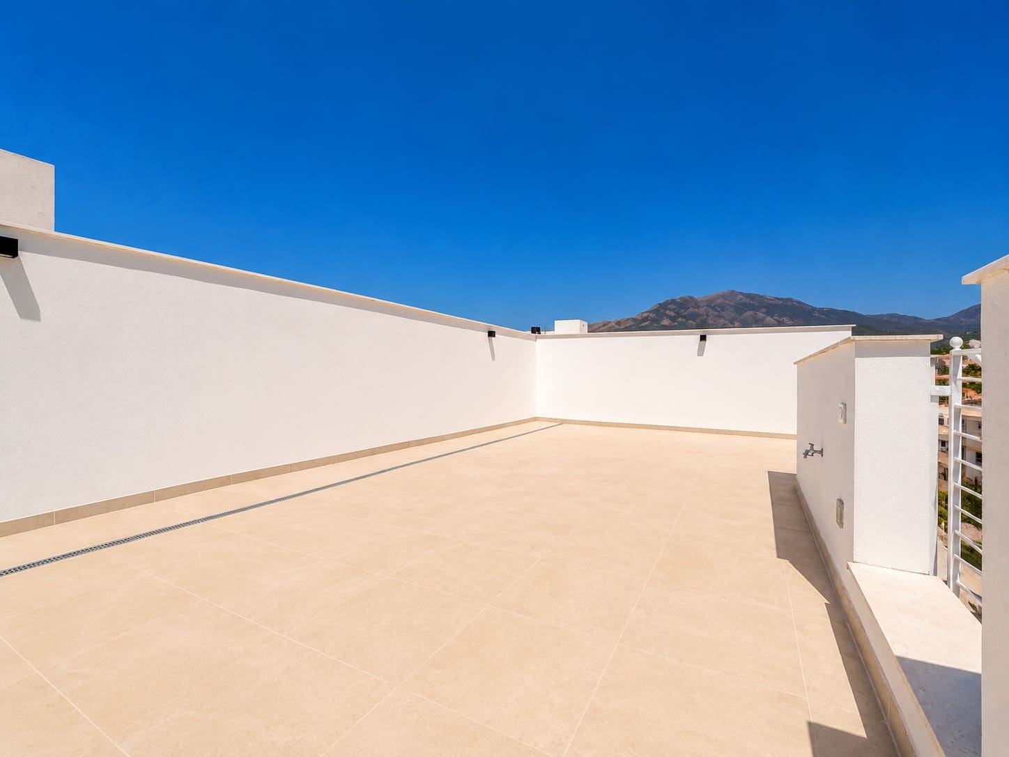 2 bedroom Penthouse for sale in Estepona with pool garage - € 699,000 (Ref: 9975061)
