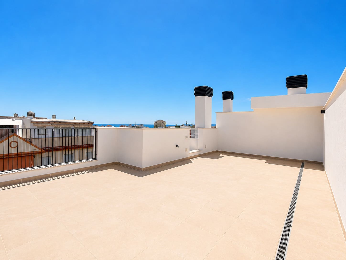 2 bedroom Penthouse for sale in Estepona with pool garage - € 699,000 (Ref: 9975061)