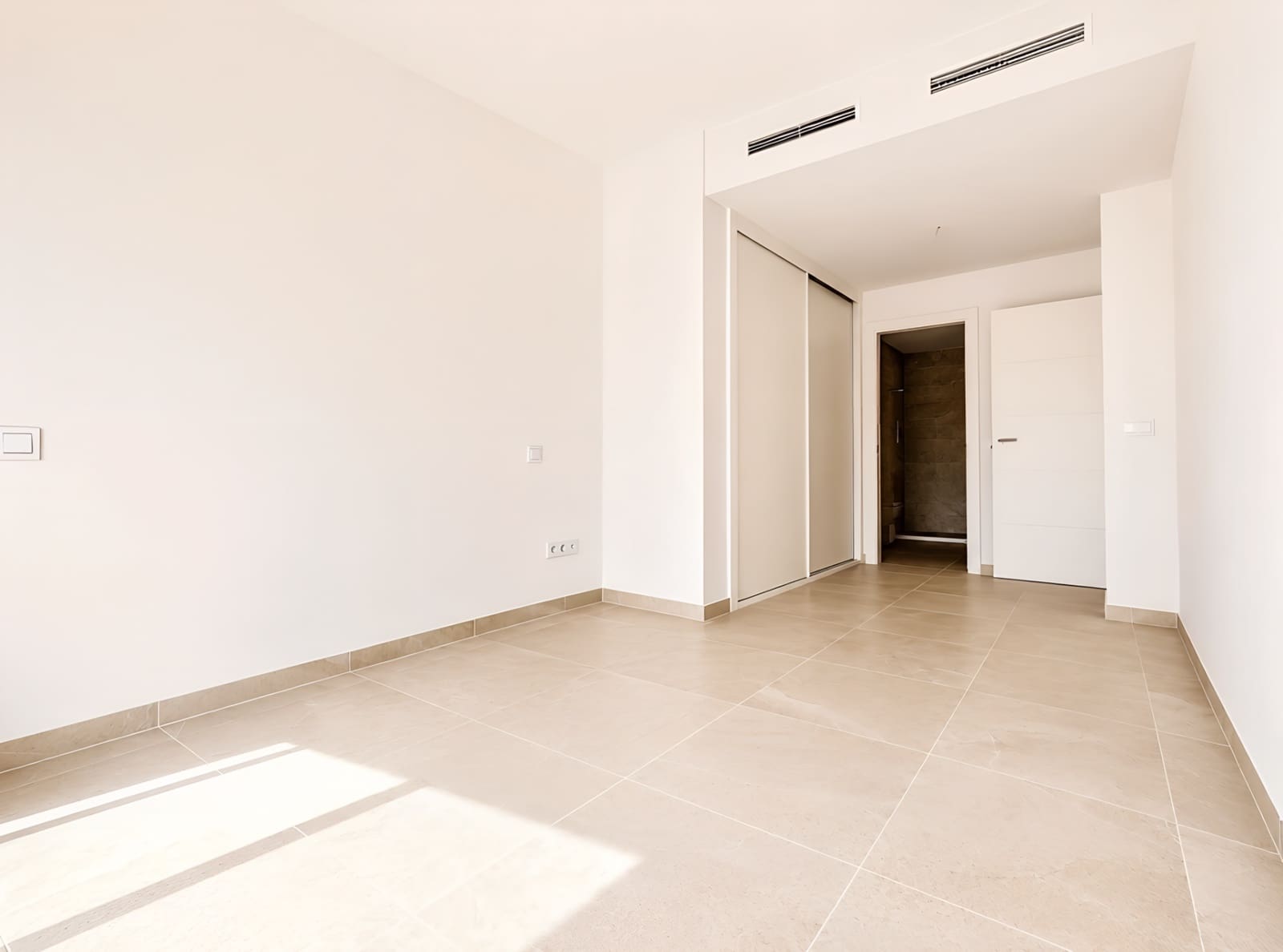 2 bedroom Penthouse for sale in Estepona with pool garage - € 699,000 (Ref: 9975061)