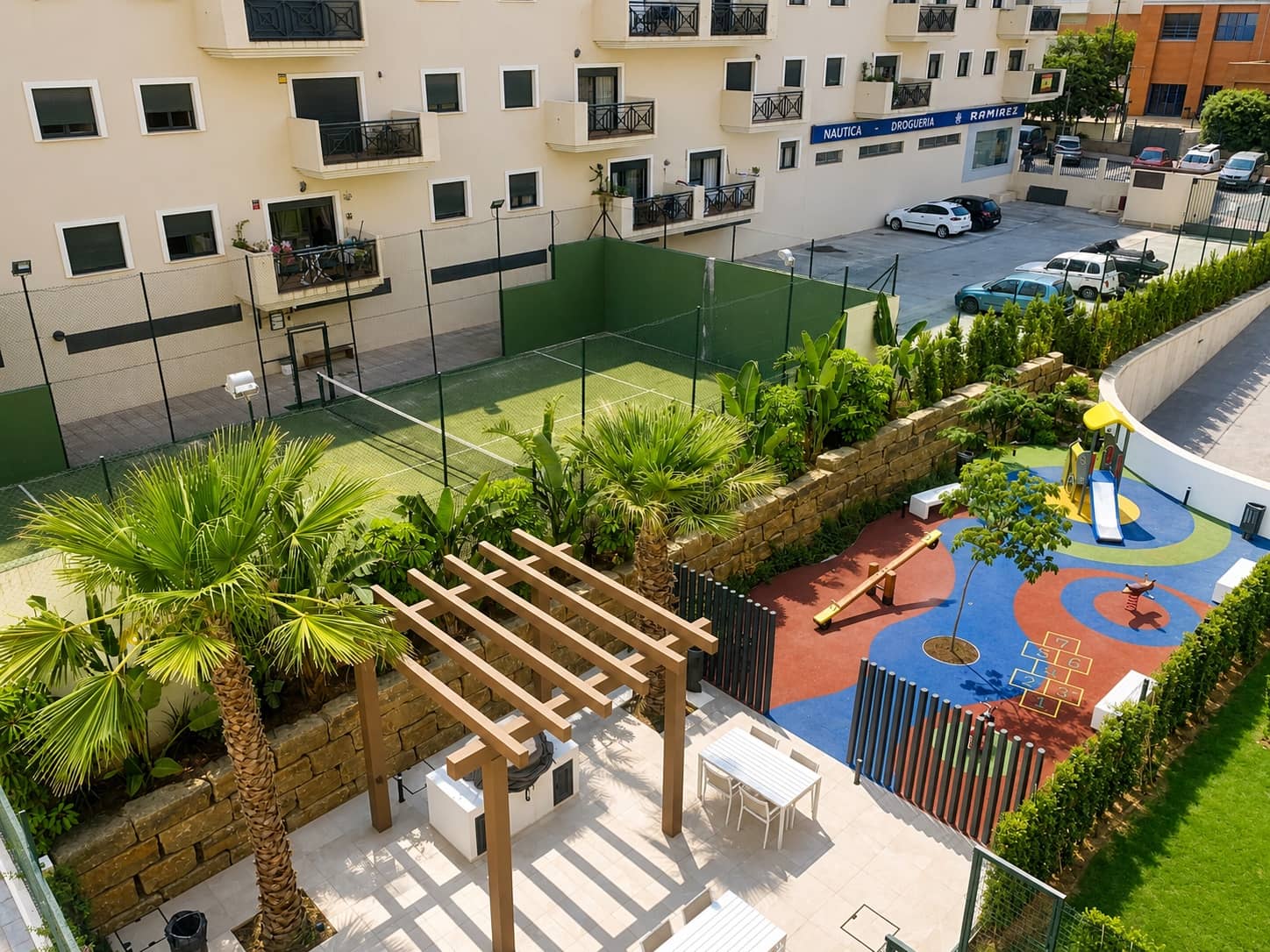 2 bedroom Penthouse for sale in Estepona with pool garage - € 699,000 (Ref: 9975061)