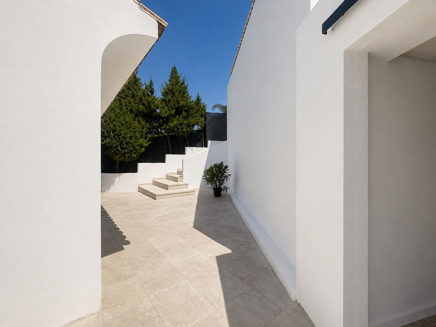 3 quarto Moradia para venda em Estepona com piscina garagem - 849 000 € (Ref: 9993971)