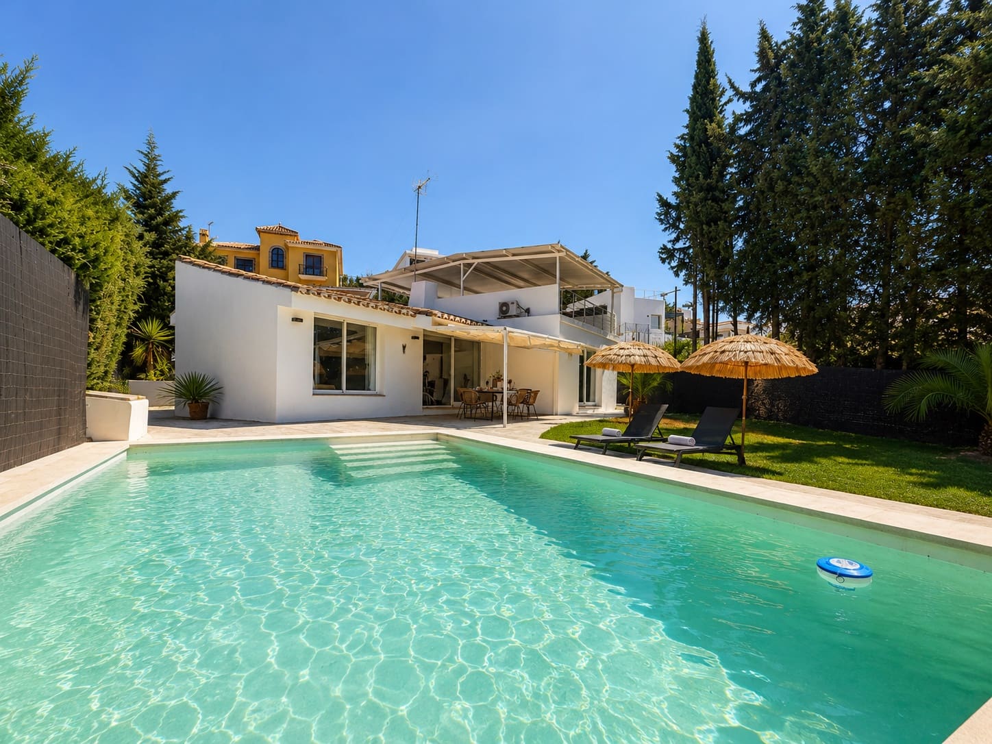 3 quarto Moradia para venda em Estepona com piscina garagem - 849 000 € (Ref: 9993971)