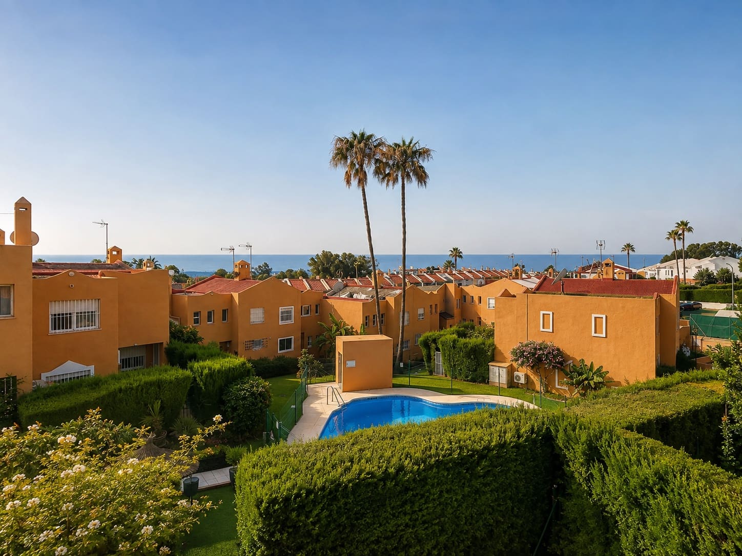 3 bedroom Townhouse for sale in Estepona with pool garage - € 430,000 (Ref: 9993972)