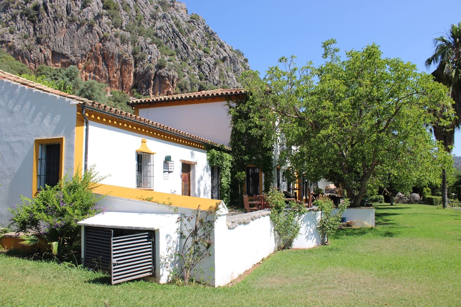 4 soveværelse Finca/Landehus til salg i Benaojan med swimmingpool - € 3.200.000 (Ref: 8912314)