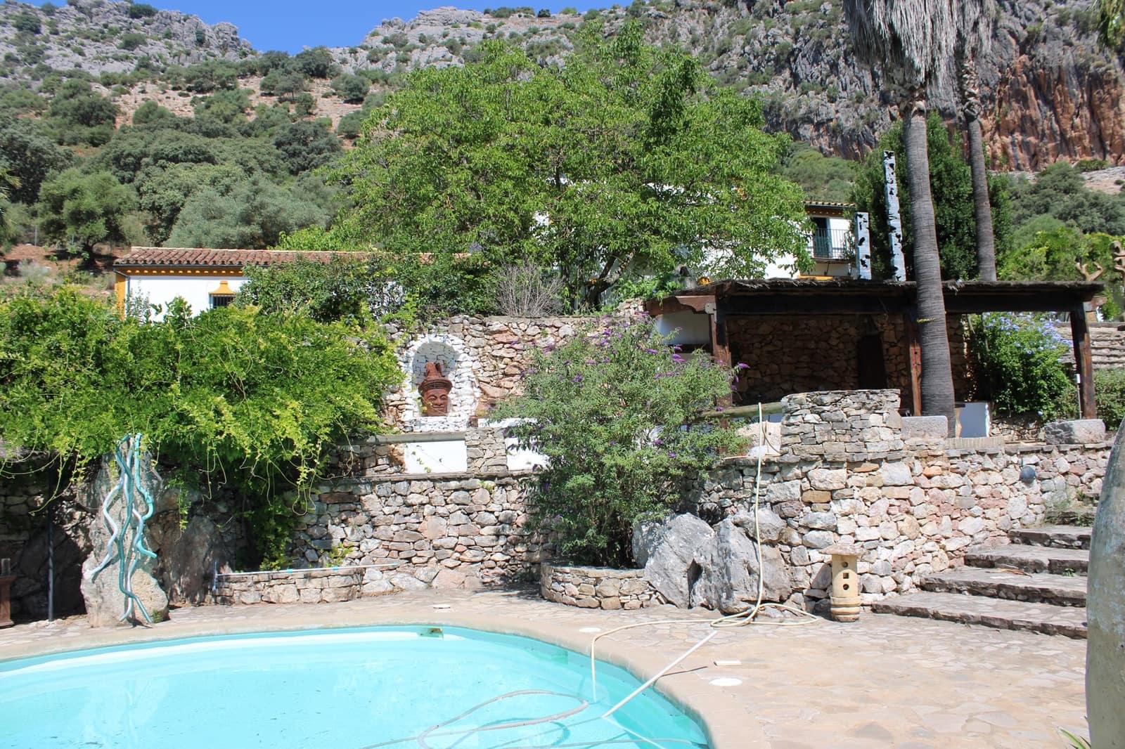 4 soveværelse Finca/Landehus til salg i Benaojan med swimmingpool - € 3.200.000 (Ref: 8912314)