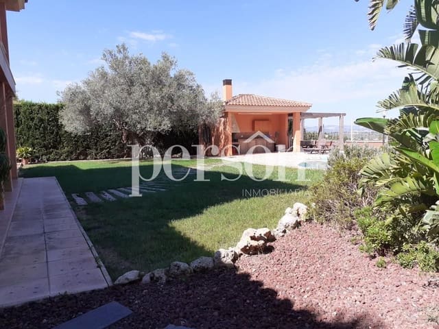 Chalet de 4 habitaciones en Montserrat en venta con piscina - 600.000 € (Ref: 10004629)