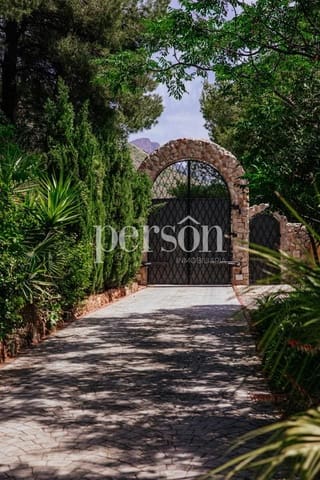 16 bedroom Villa for sale in Valencia city with pool - € 3,650,000 (Ref: 9207139)