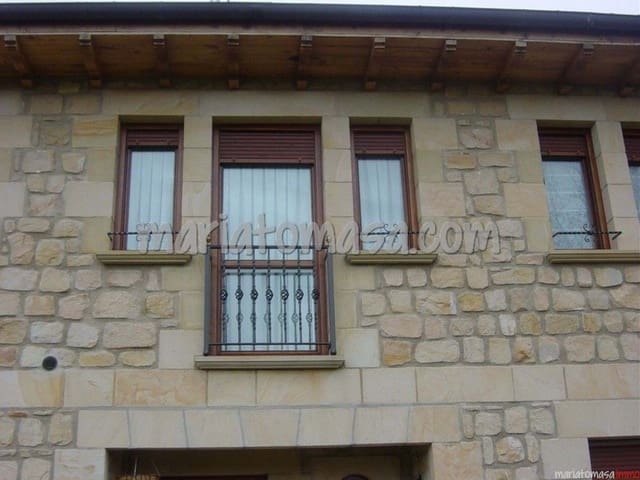 3 bedroom Villa for sale in Condado de Treviño with garage - € 450,000 (Ref: 7637822)