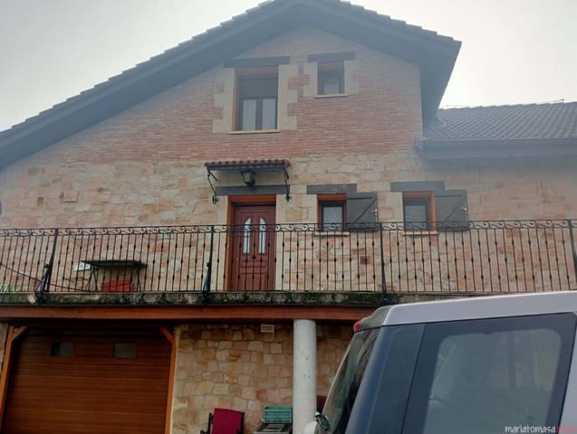 4 bedroom Townhouse for sale in Condado de Treviño with pool garage - € 595,000 (Ref: 8626190)