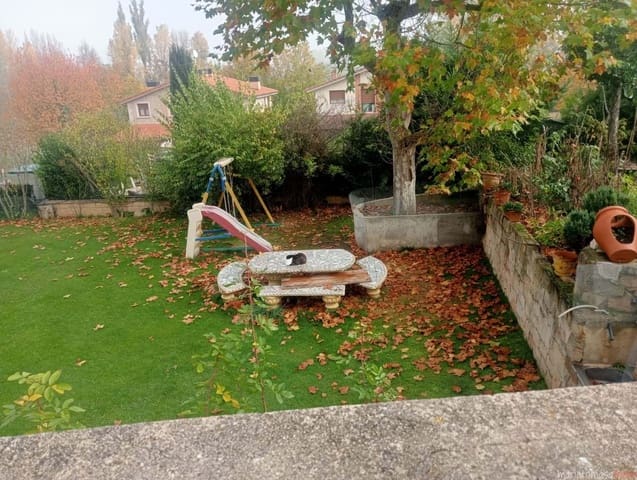 4 bedroom Townhouse for sale in Condado de Treviño with pool garage - € 595,000 (Ref: 8626190)