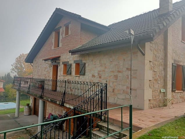 4 bedroom Townhouse for sale in Condado de Treviño with pool garage - € 595,000 (Ref: 8626190)