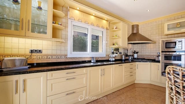 Chalet de 4 habitaciones en Moraira, Teulada-Moraira en venta con piscina - 1.450.000 € (Ref: 8527434)