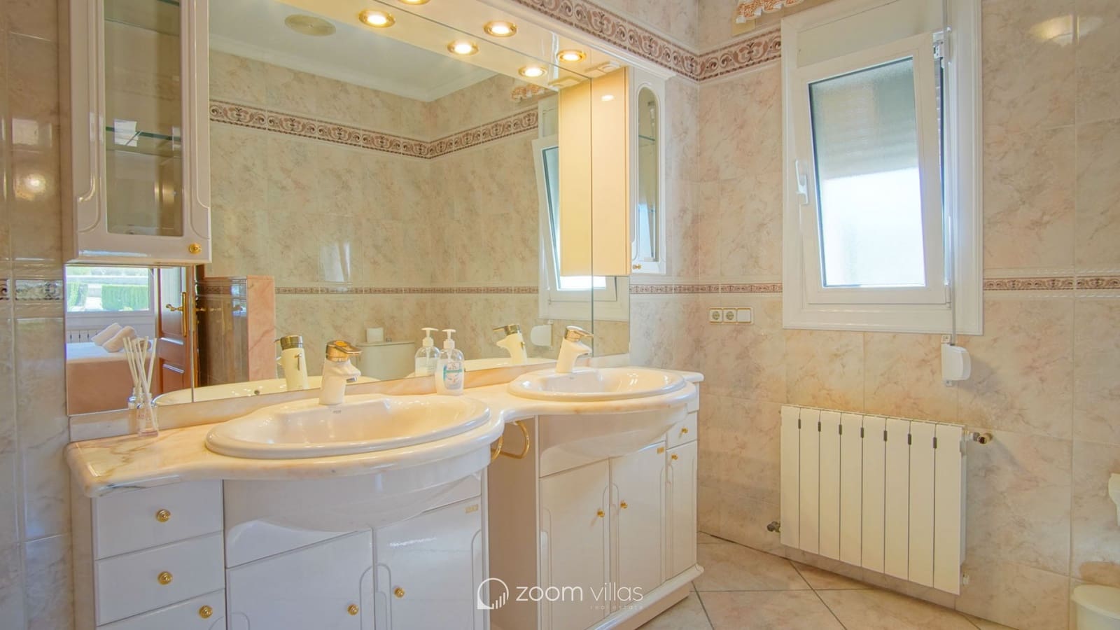 8 makuuhuone Huvila myytävänä paikassa Benissa mukana uima-altaan 
autotalli - 2 995 000 € (Ref: 8527845)