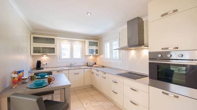 Chalet de 5 habitaciones en Casco Urbano, Teulada-Moraira en venta con piscina - 895.000 € (Ref: 9150772)