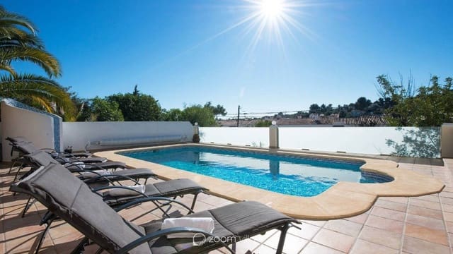 Chalet de 5 habitaciones en Casco Urbano, Teulada-Moraira en venta con piscina - 895.000 € (Ref: 9150772)