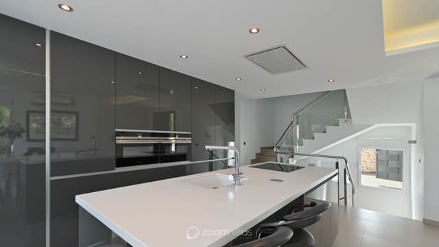 5 slaapkamer Villa te koop in Moraira, Teulada-Moraira met zwembad garage - € 1.450.000 (Ref: 9187477)