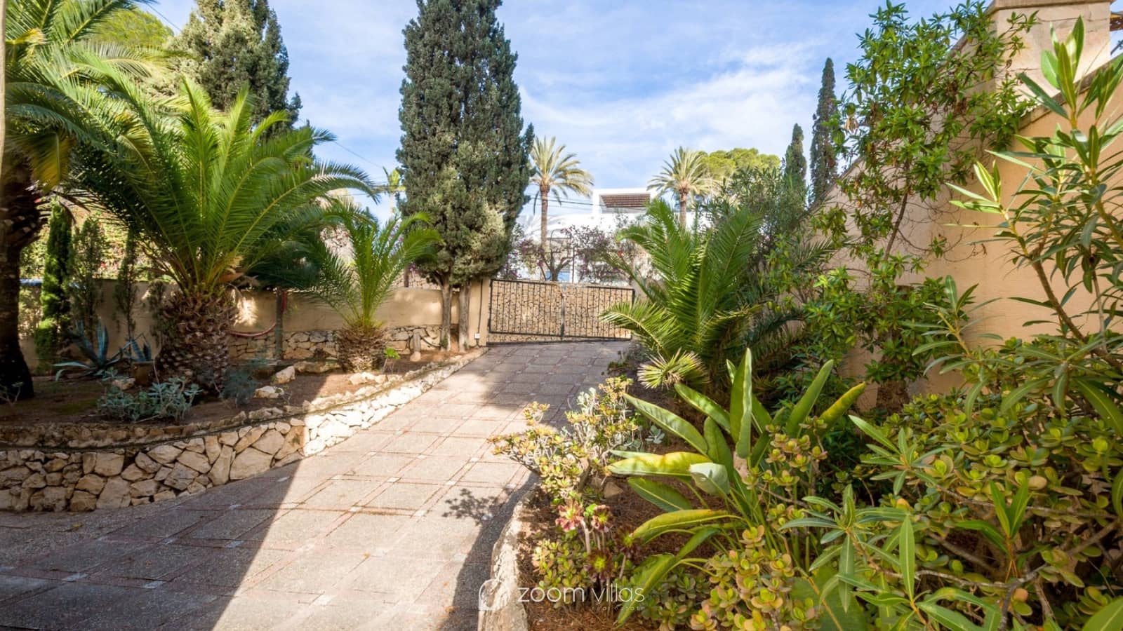 3 bedroom Villa for sale in Moraira with pool - € 1,795,000 (Ref: 9479445)